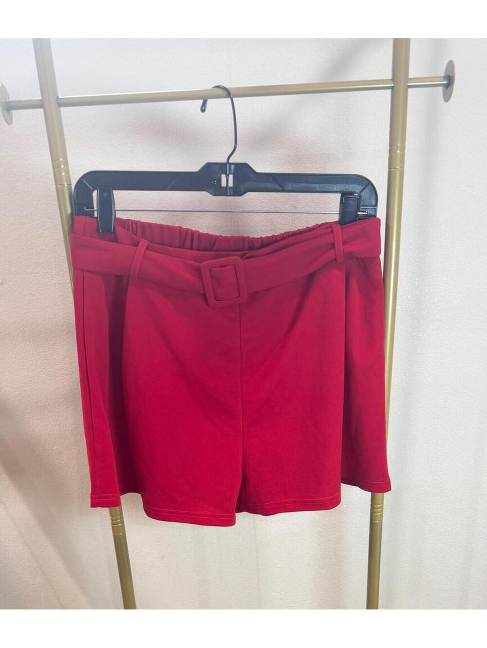 Size L High-Waisted Belted Shorts